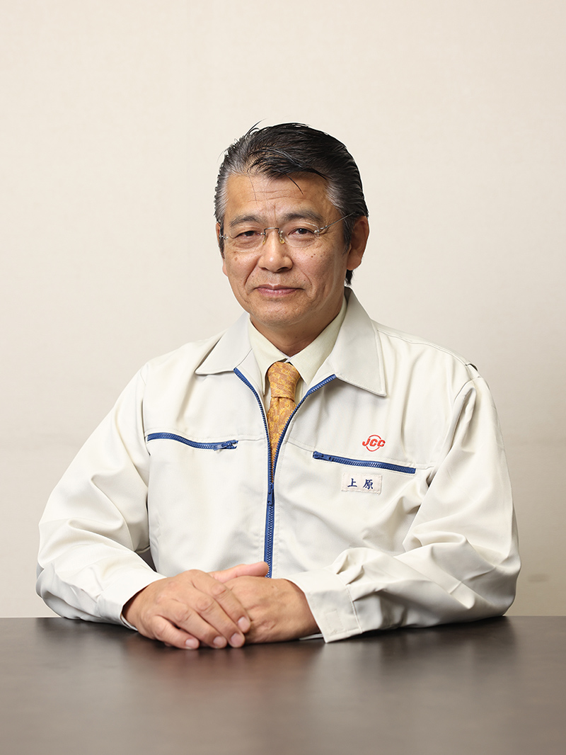president_img 日本カラリング 代表取締役社長 上原 章太郎